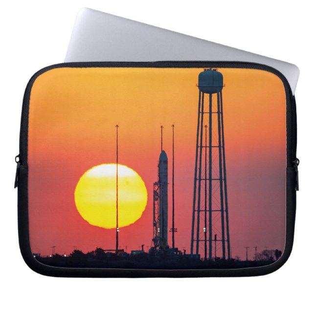 Funda Para Portátil Lanzamiento de la NASA Antares Rocket Sunrise (Frente)