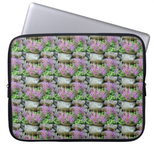 Funda Para Portátil las flores púrpura rosadas y las piedras de grani