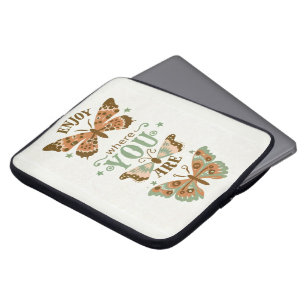 Funda Para Portátil las mariposas del núcleo de la cabaña disfrutan do
