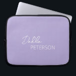 Funda Para Portátil Lavanda sencilla morada Elegante contemporáneo mod<br><div class="desc">Moderno manga de portátil morado / lavanda con un diseño sencillo y minimalista personalizado con su nombre en un guión elegante y una fuente sans serif contemporánea.</div>
