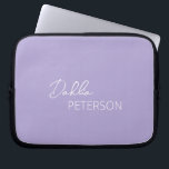 Funda Para Portátil Lavanda sencilla morada Elegante contemporáneo mod<br><div class="desc">Moderno manga de portátil morado / lavanda con un diseño sencillo y minimalista personalizado con su nombre en un guión elegante y una fuente sans serif contemporánea.</div>