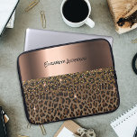 Funda Para Portátil Leopard patrón marrón nombre metálico de bronce ne<br><div class="desc">Elegante,  glamuroso y femenino con estampado de leopardo marrón y negro,  decorado con confeti dorado. Plantilla para su nombre,  texto con letras negras. Una gran banda falsa metálica de bronce.</div>