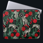 Funda Para Portátil Leopardos y monograma del patrón tropical exótico<br><div class="desc">Un patrón tropical exótico y único con leopardos en la selva con palmeras y follaje y rosas rojas sobre un fondo negro que contrasta. Los colores vivos del rojo, el negro, el verde y el beige hacen que este diseño resulte pop con estilo. Un marco de forma de diamante rodea...</div>