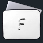 Funda Para Portátil lettero<br><div class="desc">Nuestra manga portátil es el accesorio perfecto para proteger su equipo mientras está de viaje. Fabricado con material duradero y resistente al agua, mantendrá su portátil a salvo de derrames, arañazos y otros daños. El exterior de la manga es de color blanco, lo que proporciona el lienzo perfecto para su...</div>