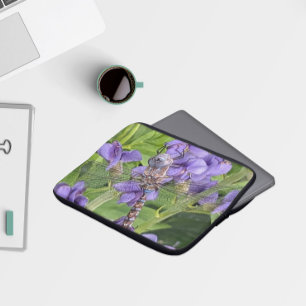 Funda Para Portátil Libélula Blue-Eyed Darner sobre Flores Purpúreas