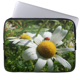 Funda Para Portátil Lieveheersbeestje op margriet in de natuur.