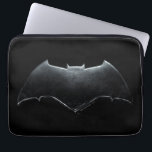 Funda Para Portátil Liga de la Justicia | Símbolo batman metálico<br><div class="desc">Este es el símbolo de murciélago metálico usado por Batman de la película de la Liga de la Justicia.</div>