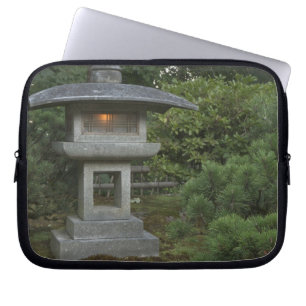 Funda Para Portátil Linterna de piedra iluminada en un jardín japoné