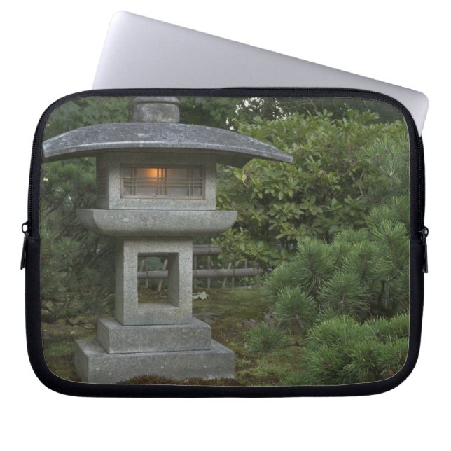 Funda Para Portátil Linterna de piedra iluminada en un jardín japonés (Frente)