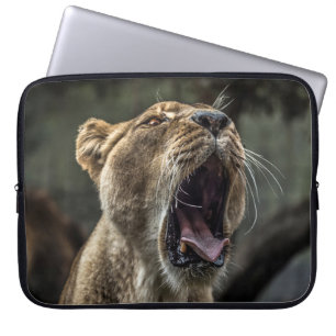 FUNDA PARA PORTÁTIL LIONESS YAWNING