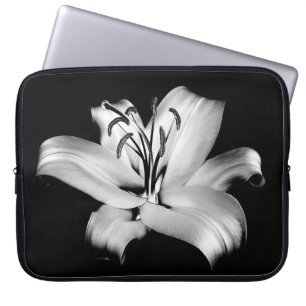 Funda Para Portátil Lirio plateado: Elegancia floral monocroma.