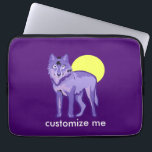 Funda Para Portátil Lobo púrpura Luna llena<br><div class="desc">Un bello,  majestuoso lobo morado parado frente a una luna llena amarilla junto con tu propio texto personalizado. Este personalizado regalo de animales salvajes es el regalo perfecto para un amante de los lobos. Personalizar esto para tus amigos de la manada de lobos.</div>