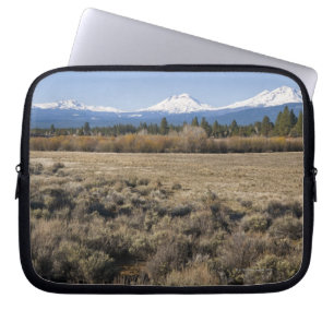Funda Para Portátil Los E.E.U.U., Oregon, campo con la cascada nevada