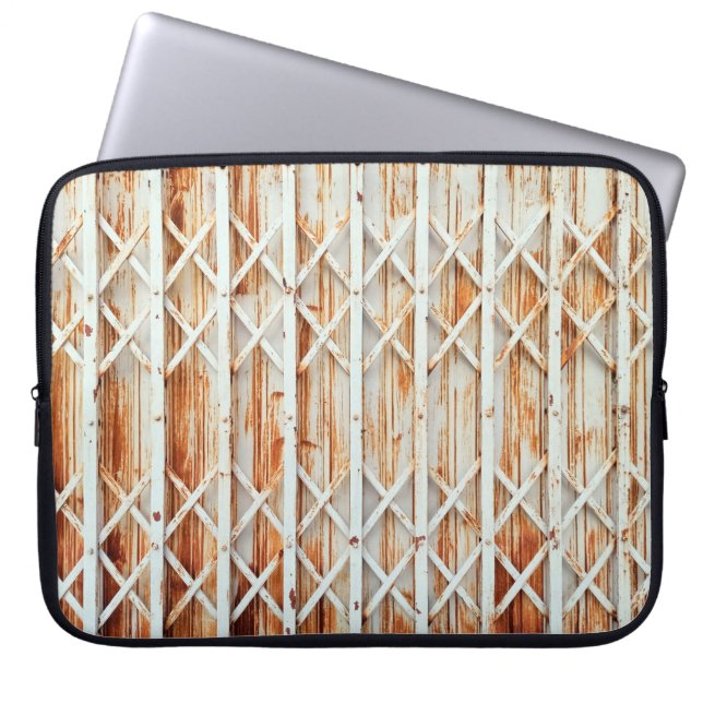 Funda Para Portátil Los paneles antiguos de la puerta de hierro están  (Frente)