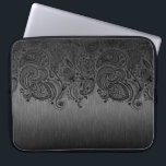 Funda Para Portátil Luces De Gris Metálico Y Paisley Negro<br><div class="desc">Elegante color gris oscuro metálico,  con un fondo de aluminio cepillado con encaje negro y floral.</div>
