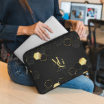 Funda Para Portátil Lujo eterno | Manga Mínima Monograma para portátil<br><div class="desc">Actualice su accesorio de tecnología diaria con esta funda de portátil monograma de lujo titánico, diseñada para profesionales, estudiantes y todo aquel que aprecie la elegancia sofisticada. Con un atrevido monograma minimalista sobre un elegante fondo negro con acentos hexagonales geométricos dorados, este manga portátil personalizado exuda lujo moderno y un...</div>