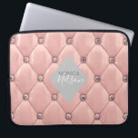 Funda Para Portátil lujoso monograma de oro rosa tufado<br><div class="desc">Nuestra colección de "lujosos remolinos" cuenta con hermosos fondos de oro rosa y oro tufado con diamantes de imitación. En el centro hay un marcador de posición de forma de diamante para monograma e información de negocios en diferentes colores. Consulta nuestra tienda para ver más artículos complementarios de esta colección....</div>
