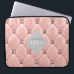 Funda Para Portátil lujoso monograma de oro rosa tufado<br><div class="desc">Nuestra colección de "lujosos remolinos" cuenta con hermosos fondos de oro rosa y oro tufado con diamantes de imitación. En el centro hay un marcador de posición de forma de diamante para monograma e información de negocios en diferentes colores. Consulta nuestra tienda para ver más artículos complementarios de esta colección....</div>