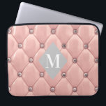 Funda Para Portátil lujoso monograma de oro rosa tufado<br><div class="desc">Nuestra colección de "lujosos remolinos" cuenta con hermosos fondos de oro rosa y oro tufado con diamantes de imitación. En el centro hay un marcador de posición de forma de diamante para monograma e información de negocios en diferentes colores. Consulta nuestra tienda para ver más artículos complementarios de esta colección....</div>
