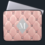 Funda Para Portátil lujoso monograma de oro rosa tufado<br><div class="desc">Nuestra colección de "lujosos remolinos" cuenta con hermosos fondos de oro rosa y oro tufado con diamantes de imitación. En el centro hay un marcador de posición de forma de diamante para monograma e información de negocios en diferentes colores. Consulta nuestra tienda para ver más artículos complementarios de esta colección....</div>