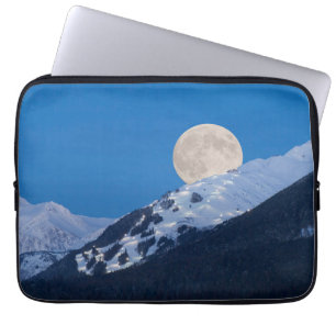 Funda Para Portátil Luna llena sobre el resort de esquí Alyeska, Alask