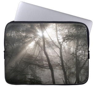 Funda Para Portátil Luz del sol a través de árboles, bosque oscuro
