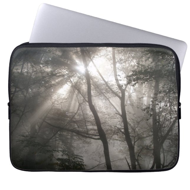 Funda Para Portátil Luz del sol a través de árboles, bosque oscuro (Frente)