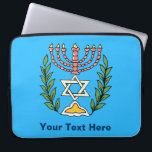 Funda Para Portátil Magen persa David Menorah<br><div class="desc">Esta imagen fue adaptada de una antigua teja judía persa y cuenta con una menorah con un Magen David (Estrella de David) enmarcado por ramas de olivo. Se han conservado las imperfecciones de la imagen original pintada a mano.</div>