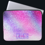 Funda Para Portátil Majestuoso Purpurina de la Galaxia de Nebulosa Púr<br><div class="desc">Esta majestuosa huella es perfecta para la muchacha. En él se exhiben falsos neones de color rosa brillante, morado y azul purpurina inspirados en las auroras. Es bonito, moda, moderna y de moda. ***NOTA IMPORTANTE DE DISEÑO: Para cualquier solicitud de diseño personalizado, como productos coincidentes, cambios de color, cambios de...</div>