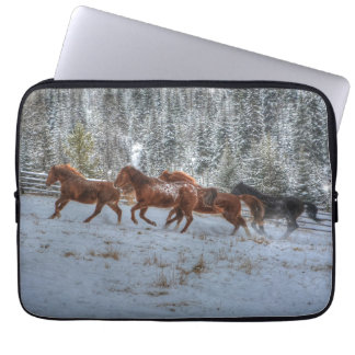 Funda Para Portátil Manada de caballos corriendo en la nieve de invier