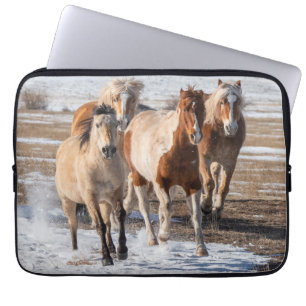 Funda Para Portátil Manada de caballos de raza mixta corriendo en la n