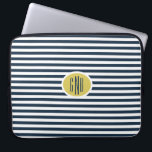 Funda Para Portátil Manga de ordenador monocaumático preppy<br><div class="desc">Antecedentes a rayas blancas con soporte para monograma oval de oro. Los monogramas decorativos personalizados crean un gran toque personal.</div>
