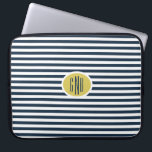 Funda Para Portátil Manga de ordenador monocaumático preppy<br><div class="desc">Antecedentes a rayas blancas con soporte para monograma oval de oro. Los monogramas decorativos personalizados crean un gran toque personal.</div>