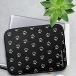 Funda Para Portátil Manga de papel de papel de Mascota negro y gris pa<br><div class="desc">Mi gato negro camina sobre mi laptop todo el tiempo y no importa cuántas veces le pida que no lo haga, ella me ignora y camina por todas partes. Añade tu nombre a esta manga de portátil con diseño de huellas de pata y deja que tu gato se pase por...</div>
