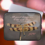 Funda Para Portátil Manga de portátil Golden Dragonfly Wild and Free Q<br><div class="desc">Esta hermosa manga portátil cita a Henry David Thoreau: "Todas las cosas buenas son salvajes y gratis". Sus colores tierra de oro, marrón, taupe y rosa serán un recordatorio natural de vivir la vida al máximo y apreciar cada momento como esta Dragonfly dorada con sus alas irrisorias extendidas. Las libélulas...</div>