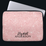 Funda Para Portátil Manga de portátil Purpurina rosa elegante personal<br><div class="desc">Esta manga personalizada para portátil chica tiene tu nombre en texto negro sobre un hermoso fondo purpurina rosa. Personalizar al funda del ordenador portátil con el nombre de su elección para que alguien se sienta especial. Hace un regalo divertido para cumpleaños o Navidades, y perfecto para volver a la escuela....</div>