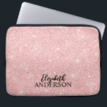 Funda Para Portátil Manga de portátil Purpurina rosa elegante personal<br><div class="desc">Esta manga personalizada para portátil chica tiene tu nombre en texto negro sobre un hermoso fondo purpurina rosa. Personalizar al funda del ordenador portátil con el nombre de su elección para que alguien se sienta especial. Hace un regalo divertido para cumpleaños o Navidades, y perfecto para volver a la escuela....</div>