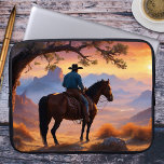 Funda Para Portátil Manga de portátiles Country and Western Cowboy Hor<br><div class="desc">Manga portátil con una pintura de un vaquero sobre su caballo que da a un hermoso paisaje al atardecer. Hermoso para cualquiera que ame el Medio Oeste y vaqueros.</div>