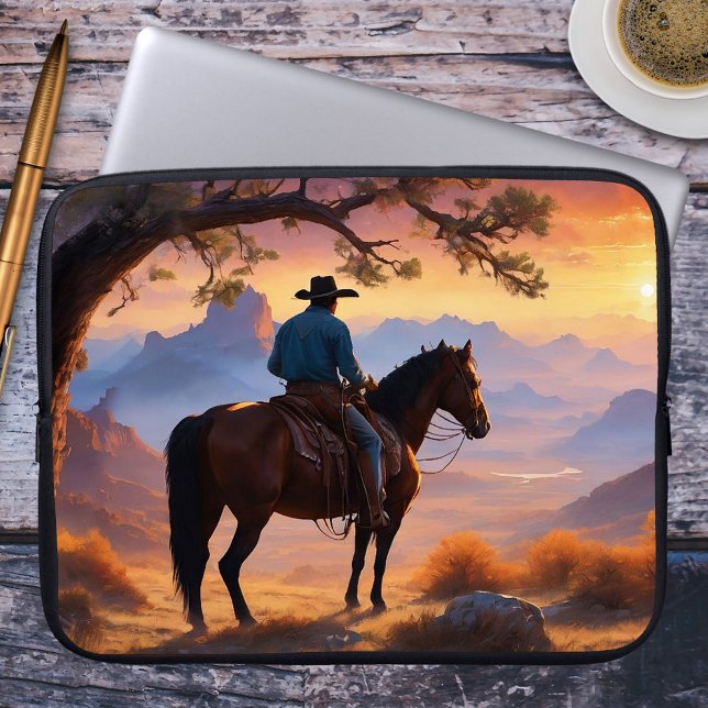 Funda Para Portátil Manga de portátiles Country and Western Cowboy Hor (Laptop sleeve featuring a painting of a cowboy on his horse overlooking a landscape at sunset)