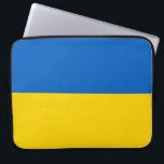 Funda Para Portátil Manga de portátiles de la bandera ucraniana (Ucran<br><div class="desc">Este diseño presenta la bandera nacional de Ucrania, que es un país en Europa del Este. Ucrania limita con Rusia al este y al noreste; Belarús al norte; Polonia, Eslovaquia y Hungría al oeste; y Rumania, Moldavia y el Mar Negro al sur. Ucrania es el segundo país más grande de...</div>