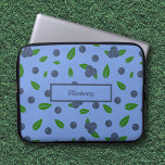 Funda Para Portátil Manga para portátil Blueberry<br><div class="desc">Patrón colorido con arándano morado salvaje impreso en la funda de un portátil para proteger su portátil. ¡El texto es personalizable!</div>