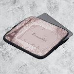 Funda Para Portátil Manga parisina de portátiles rosados<br><div class="desc">Proteja su portátil mientras está de viaje con este atractivo diseño de mangas con un tema parisino adornado con franqueo y rollos y acabado con la Torre Eiffel en rosa. El texto de personalizable le permite alterar las fuentes, cambiar los colores y tamaños del texto según desee. Personalice para usted...</div>