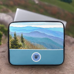 Funda Para Portátil Manga personalizada de portátil para grandes monta<br><div class="desc">Esta manga portátil personalizada presenta una imagen estilizada de la brecha de Newfound Gap en el Parque Nacional de las Montañas de los Grandes Ahumados, un hermoso parque montañoso que se extiende entre Cherokee en el oeste de Carolina del Norte y Gatlinburg en el este de Tennesee. También muestra su...</div>
