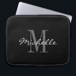 Funda Para Portátil Mangas blancos y negros atractivas del ordenador<br><div class="desc">Mangas blancos y negros atractivas del ordenador portátil del monograma. Diseño elegante de la tipografía de la escritura con la letra inicial con monograma. Plantilla con clase para las mujeres y los niños de los hombres. Accesorios de ordenador de encargo con el logotipo lujoso. Idea linda del regalo de cumpleaños...</div>
