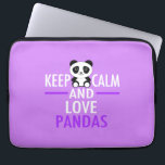 Funda Para Portátil Mantener la calma y amar a los pandas<br><div class="desc">Mantengan la calma y amen a los Pandas. Un hermoso regalo de oso púrpura de panda si te gustan los adorables animales bebés en el zoo o en el safari.</div>