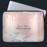 Funda Para Portátil Maquillaje Artista Purpurina Dris Rosa Mármol de O<br><div class="desc">El oro Rosa Purpurina de moda gotea el guión de latigazos Rosa Manga portátil de mármol oro. Fabuloso artista de maquillaje Eyelash Lashes diseño con texto de caligrafía de escritura, oro rosa gotea purpurinas y un llamativo fondo elegante. Personalizado este diseño femenino de manga de portátil añadiendo tu nombre, tu...</div>