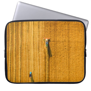Funda Para Portátil Máquina cosechadora trabajando en campo. Combinar