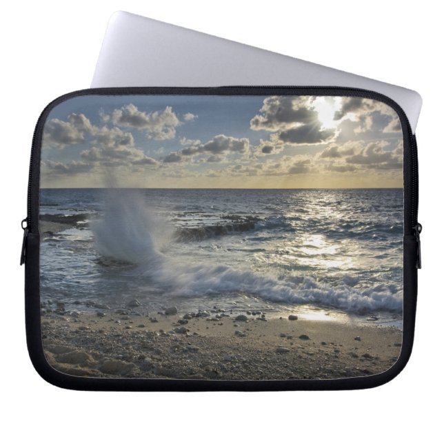Funda Para Portátil Mar Caribe, Islas Caimán.  Olas rompientes (Frente)