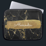 Funda Para Portátil Mármol negro y oro con Relieve metalizado dorado y<br><div class="desc">Mármol negro y dorado con manga de nombres monograma elegante Purpurina y Relieve metalizado dorado. Esta manga se puede personalizar para incluir su nombre de pila.</div>