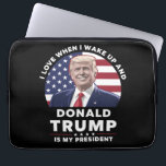 Funda Para Portátil Me encanta cuando despierto y Donald Trump, mi pre<br><div class="desc">Me encanta cuando me despierto y Donald Trump es mi presidente Trump/Vance 2025</div>